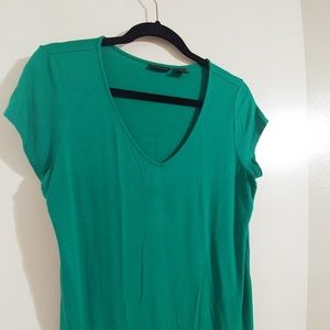 TAHARI V-Neck Short-Sleeved Drapey Tee in L EUC